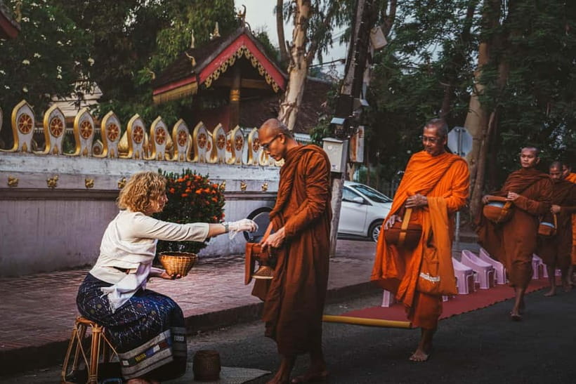 Luang Prabang: Almsgiving Ceremony Offering - Key points at a glance