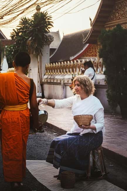 Luang Prabang: Almsgiving Ceremony Offering - Meeting at L’Elephant and finding the group