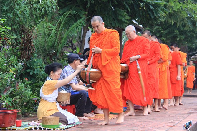 Luang Prabang Early Morning Alms Giving and Wet Market - Key points at a glance