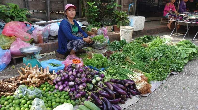 Luang Prabang: Foodie Walking Tour & Monk Blessing - What You Actually Eat Along the Way