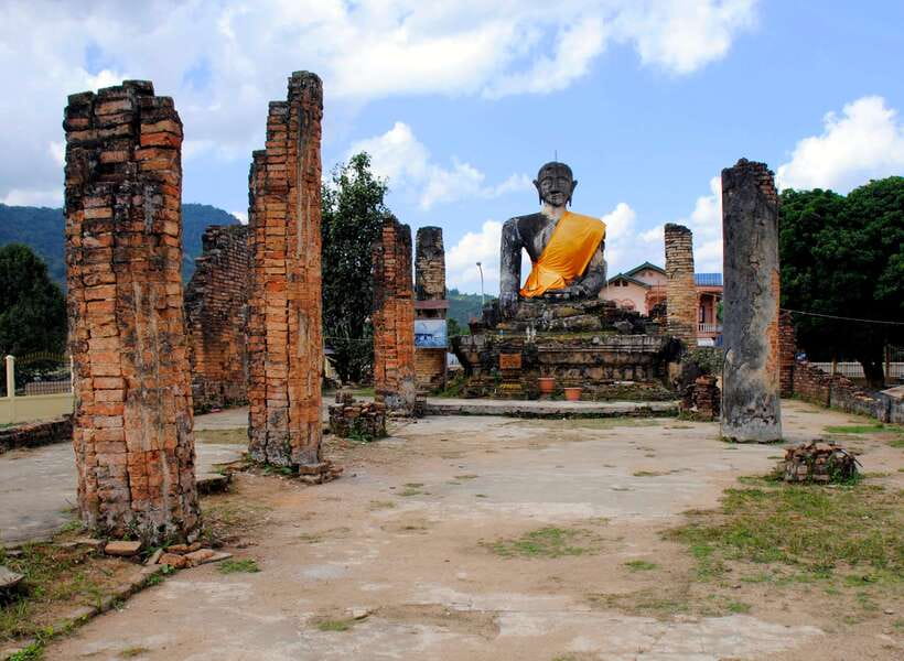 Luang Prabang: Private Must-See Sights and Mount Phousi Tour - Lunch with a guide who adds local detail