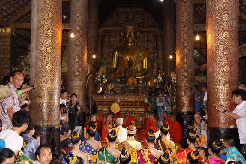Luang Prabang: Private Must-See Sights and Mount Phousi Tour - Browsing the night market after dark