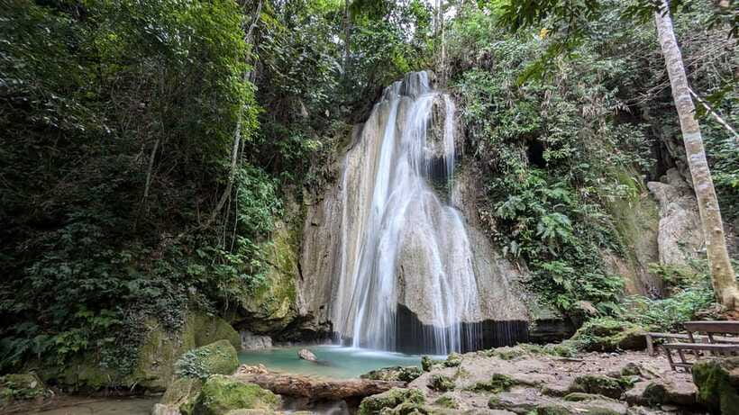 Luang Prabang to Nong Khiaw: River Cruise, Hike & Waterfall - Guide quality, group size, and a concern to address