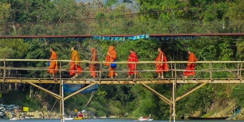 Vang Vieng: Blue Lagoon and Countryside Bike Tour with Lunch - Lunch beside the route