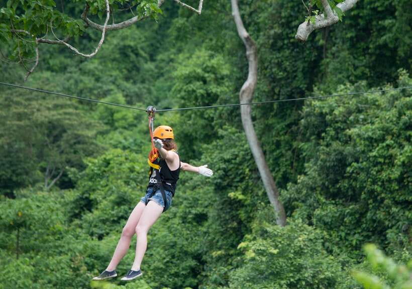 Vang Vieng: Kayaking & Cave Tubing with Zip Line/Blue Lagoon - A riverside picnic with Phar None Cliff views
