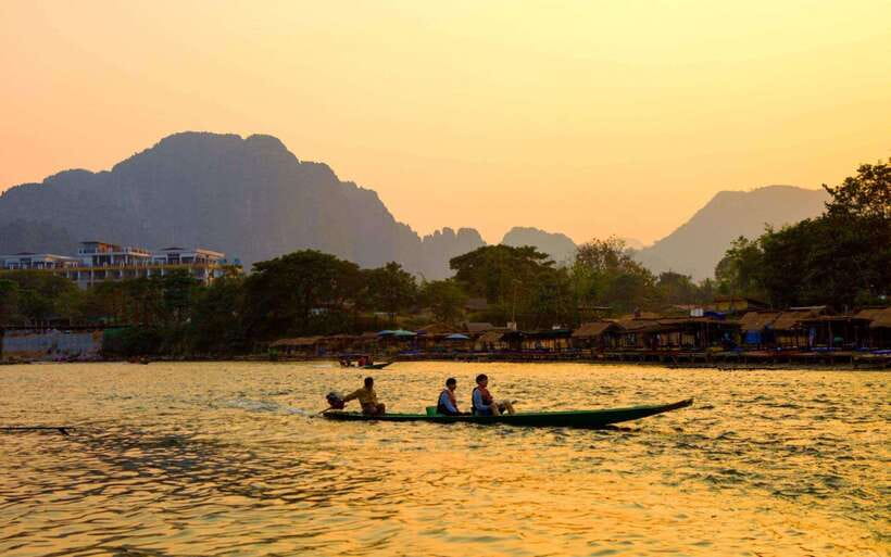Vang Vieng: Kayaking&Water Cave&Tham Chang&Blue Lagoon 1 - Floating through Tham Chang Cave on a tire