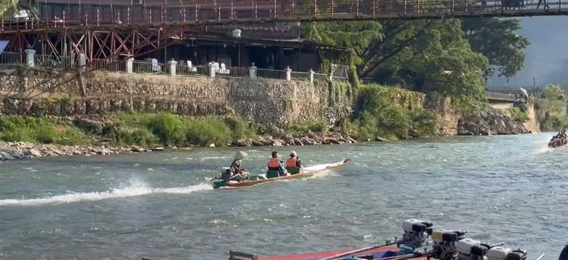 Vang vieng: Longtail boat&Hot Air Balloon&hotel pick-up - Rising above the Nam Song River