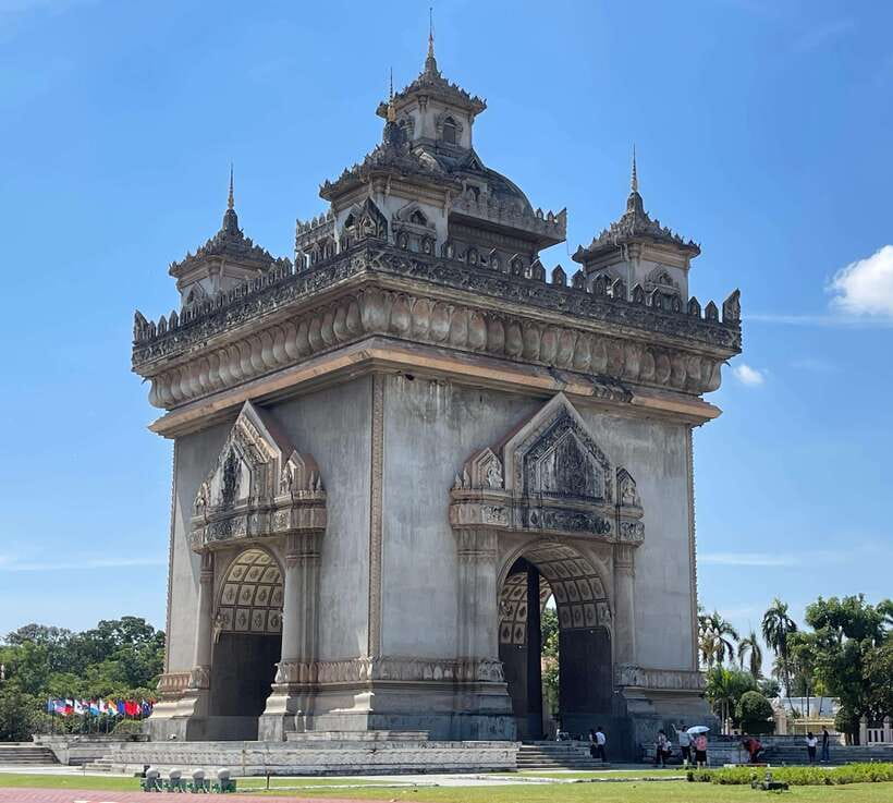 Vientiane: Half-Day City Tour with Patuxai and Buddha Park - That Dam, the Black Stupa and its legend