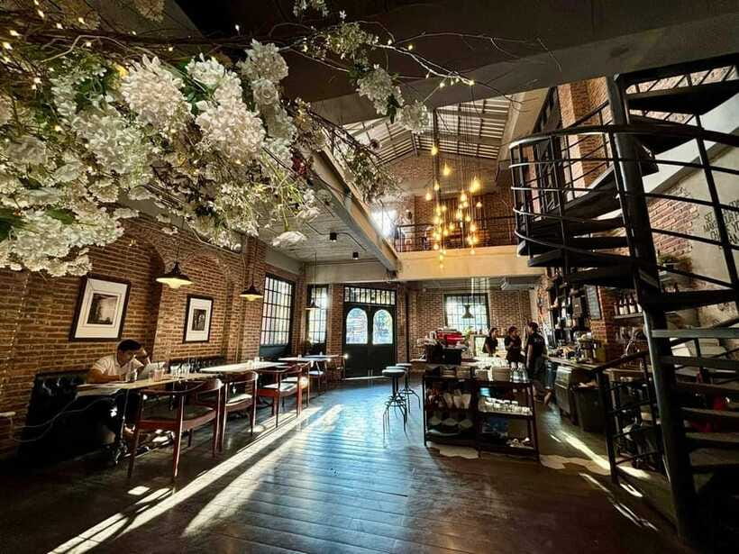 Vientiane IG tour & Patuxay monument - The Art House Café: artwork and a creative finish