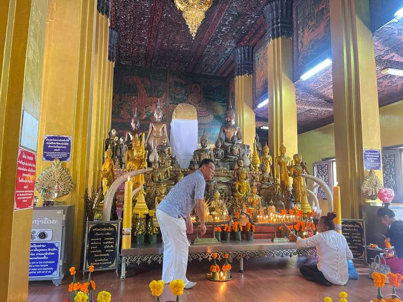 Vientiane IG tour & Patuxay monument - What the transport and guide add